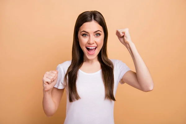 Retrato de alegre louco extático menina levantar punhos gritar sim celebrar seu desafio vitória desgaste bom look roupa isolada sobre cor bege fundo — Fotografia de Stock