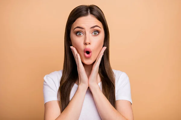 Retrato de chica loca asombrada mirada increíble maravillosa novedad toque sus manos de la cara impresionado grito usar ropa elegante aislado sobre fondo de color pastel — Foto de Stock