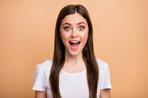 Closeup photo of beautiful pretty funny lady positive good mood shocked low prices shopping open mouth wear white t-shirt isolated beige pastel color background — 스톡 사진