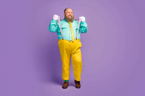 Full length photo of funky cool fat guy enjoy fre time pull pink suspenders wear good look modenr clothing shoes isolated over violet color background — ストック写真