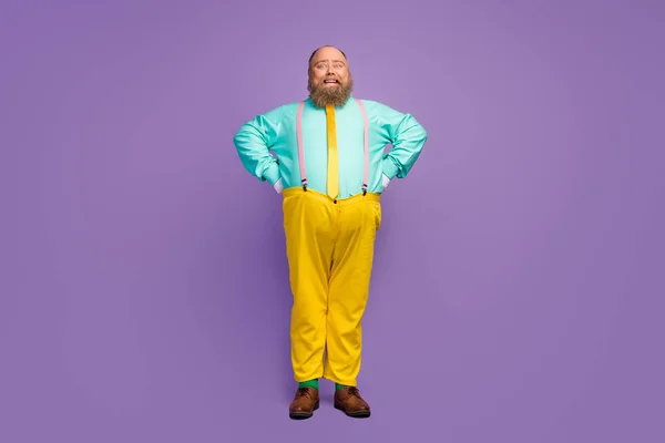 Foto de comprimento total do homem com sobrepeso alegre sentir funky desfrutar de descanso relaxar usar roupas de boa aparência calçado meias verdes isoladas sobre fundo de cor vívida — Fotografia de Stock