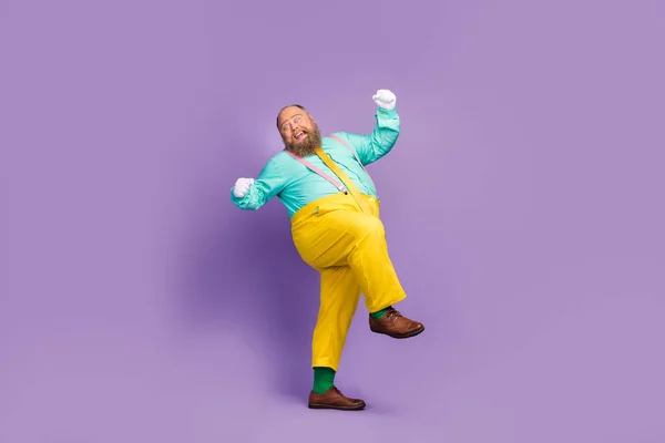 Full length photo of cheerful excited ecstatic fat man win lottery competition raise fists scream yeah wear shine trousers footwear green socks isolated over violet color background — Stock fotografie