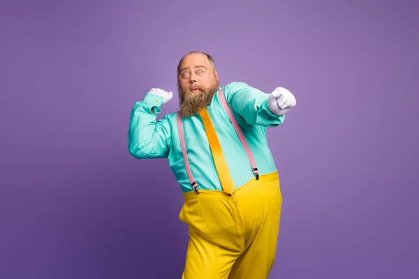 Retrato de despreocupado descuidado louco careca homem com grande abdômen dança discoteca clube noturno levantar punhos mãos desgaste teal roupa brilhante isolado sobre fundo de cor vívida — Fotografia de Stock