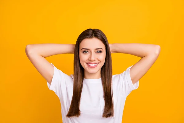 Foto de primer plano de la señora bastante tranquila de buen humor siesta pensamiento brazos detrás de la cabeza sonrisa dentada encantado desgaste casual camiseta blanca aislado vívido color amarillo fondo —  Fotos de Stock