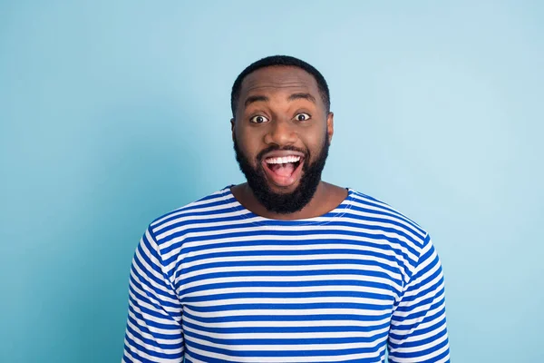 Astonished funky afro american guy look see incredible black friday summer time season bargains impressed scream unbelievable unexpected wear nautical frock isolated blue color background — Stockfoto