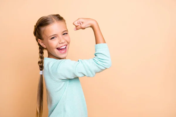 Foto de perfil de bela senhora animada pessoa ambiciosa levantar punho celebrando treino de sucesso desgaste pulôver azul isolado bege fundo cor pastel — Fotografia de Stock