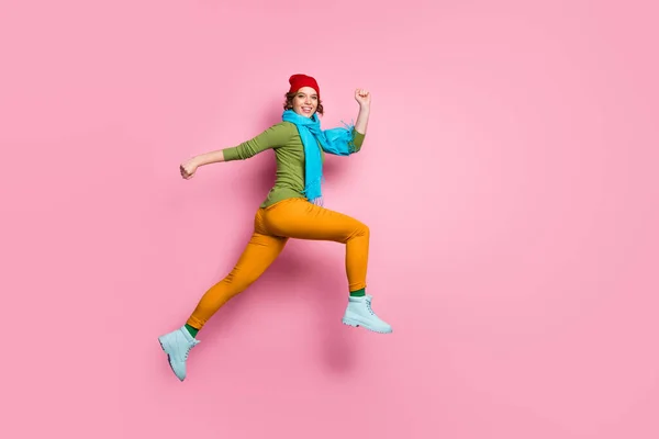 Foto lateral de perfil de longitud completa de alegre chica emocionada saltar correr después de descuentos de temporada usar calzado rojo azul de la cabeza aislado sobre fondo de color rosa —  Fotos de Stock