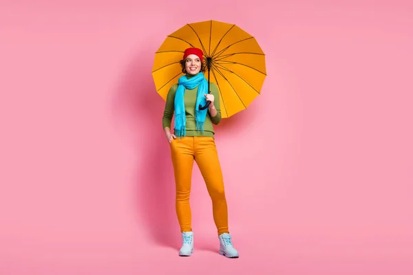 Full length photo of cheerful lovely charming girl hold her shine parasol protect her look copyspace enjoy rainy holidays wear headwear jumper isolated over pink color background — Stockfoto
