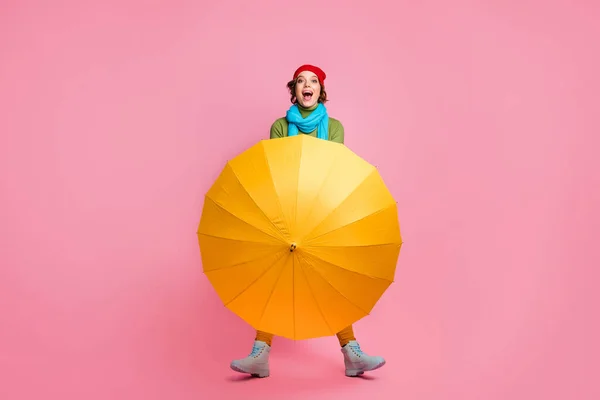 Full length foto di eccitato stupito ragazza godere di inverno week-end a piedi nascondere maglione maglione con il suo ombrellone aperto indossare calzature alla moda isolato su sfondo di colore rosa — Foto Stock