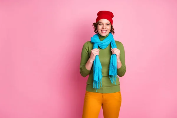 Retrato de prettty bonito menina desfrutar de estação fria andar tempo livre tocar seu xale moderno usar estilo casual roupas quentes isoladas sobre cor rosa fundo — Fotografia de Stock