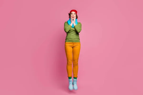 Фотографія дивовижної дівчини зі стрибками на повну довжину дивіться неймовірні несподівані знижки вражаючі дотик руки взуття для обличчя пуловер ізольований рожевий колір фону — стокове фото