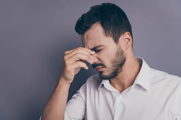 Профиль фото молодого бизнесмена, работающего днем, держащего нос мост страдают головной болью от мигрени изношенной носить белую офисную рубашку изолирован серый цвет фона — стоковое фото