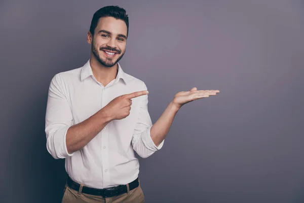 Foto de hombre de negocios guapo ventas indicando dedo palma abierta asesorando novedad producto agradable oferta precio bajo desgaste oficina blanca camisa pantalones aislados color gris fondo —  Fotos de Stock