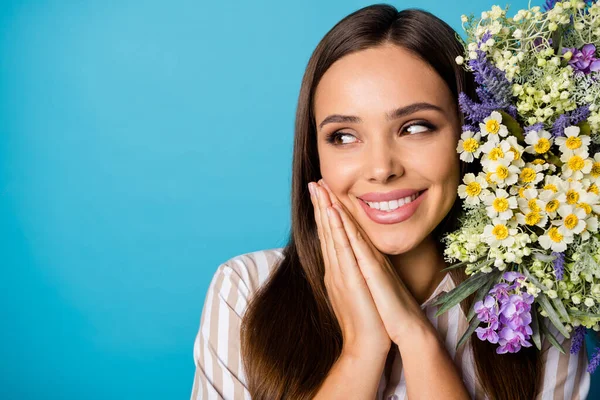 Primeros planos foto de encantadora adorable señora rellenar los labios disfrutar de flores silvestres ramo 8 marzo mujeres día celebración mirar lado espacio vacío usar camisa rayada aislado color azul fondo — Foto de Stock