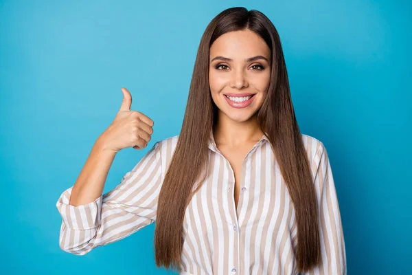 Foto positiva encantador bonito bonito menina promotor mostrar polegar para cima sinal aprovar excelente promoção de anúncios ideais recomendar selecionar desgaste bom look roupa isolado brilho cor fundo — Fotografia de Stock