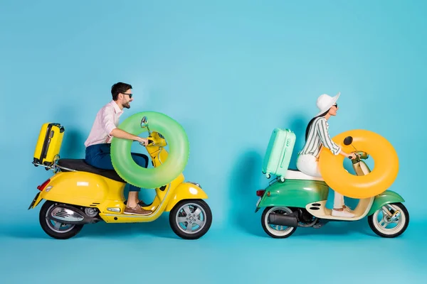 Foto lateral de perfil de longitud completa de dos personas positivas amor novios marido esposa conductor paseo en moto camino a las vacaciones de verano fin de semana mar luna de miel aislado sobre fondo de color azul —  Fotos de Stock