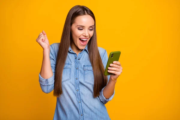 Foto convertida de la chica loca encantada extática uso de teléfono inteligente celebrar la victoria de la lotería de la red social levantar los puños gritar sí desgaste estilo elegante traje aislado brillo brillante color fondo —  Fotos de Stock