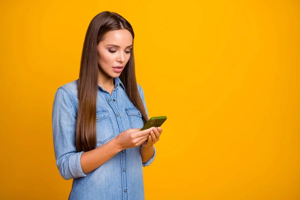 Inacreditável eu perdi muitos seguidores. Foto girada sstonished menina surpresa usar telefone inteligente ler informações de rede social impressionado desgaste roupa moderna isolado brilho cor fundo — Fotografia de Stock