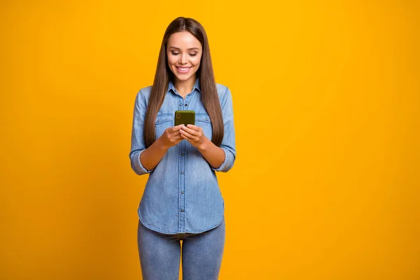 긍정적 인 성격의 소녀가 핸드폰 공유 포스트를 사용하는 사진 소셜 미디어 뉴스는 밝은 색상 배경에 고립된 멋진 의상을 입고 있다. — 스톡 사진