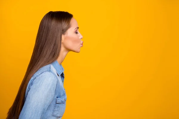 Perfil da foto lateral da menina bonita encantadora desfrutar de celebração 14-fevereiro enviar beijo de ar para seu namorado usar roupas modernas isoladas sobre fundo de cor brilho brilhante — Fotografia de Stock