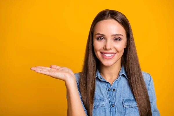 Close up foto do promotor menina alegre positivo apresentar novos anúncios promo sugerem selecionar desgaste roupa boa aparência isolada sobre fundo de cor brilhante — Fotografia de Stock