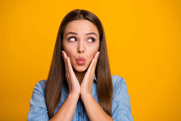 Retrato de linda menina bonita olhar copyspace enviar ar beijo toque mãos bochechas usar boa aparência roupas isoladas sobre cor vibrante fundo — Fotografia de Stock