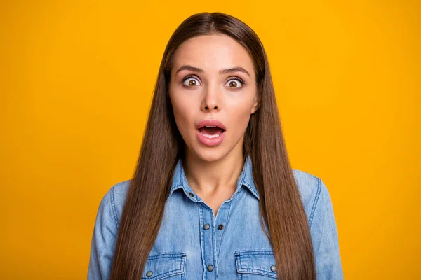 Portret van onder de indruk gek meisje horen ongelooflijke prachtige nieuwigheid cant geloven open mond schreeuwen dragen goed kijken outfit geïsoleerd over levendige kleur achtergrond — Stockfoto