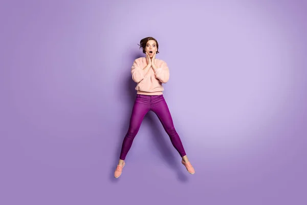 Полная длина фото красивая женщина прыгает высоко возбужденное настроение выглядят невероятно низкие прохладные торговые цены носить случайные пушистые стильные брюки пуловер изолированный фиолетовый цвет фона — стоковое фото