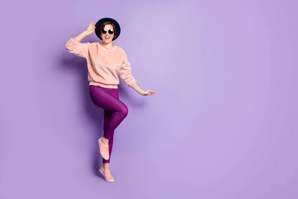 かなり面白い女性の完全な長さの写真楽しい休暇時間良い気分はヴィンテージ帽子太陽の仕様カジュアルピンクふわふわプルオーバーパンツ孤立紫色の背景 — ストック写真