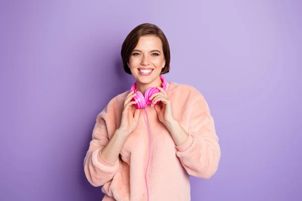 Foto de la señora milenaria increíble bastante divertido auriculares frescos escuchar música canción juvenil regocijo desgaste casual rosa suéter esponjoso aislado color púrpura fondo —  Fotos de Stock