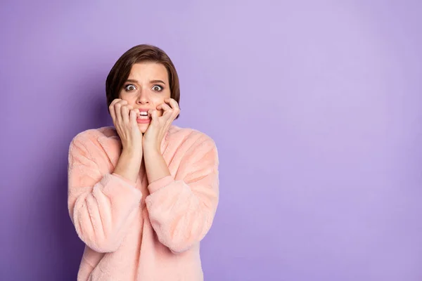 Close-up foto van mooie sprakeloze dame handen in de buurt mond bijtende vingers kijken ogen vol angst geschokt slijtage casual stijlvolle pullover geïsoleerde paarse kleur achtergrond — Stockfoto