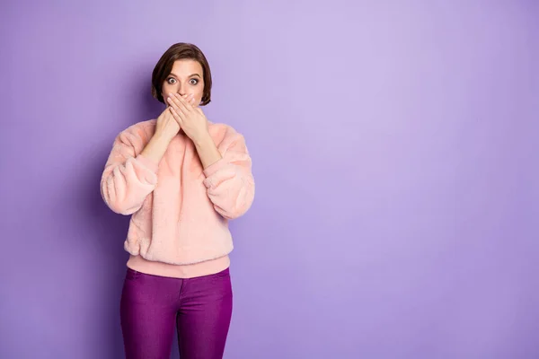 Retrato de menina surpreso surpreso sentir medo dizer falar falar informações confidenciais não quer fechar a tampa lábios boca palma desgaste casual estilo roupas isolado cor violeta fundo — Fotografia de Stock