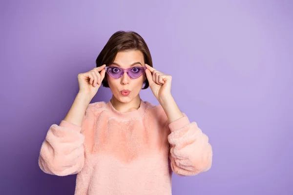Retrato de chica asombrada toque sus gafas adolescentes modernas mirada en increíble promo maravilla desgaste elegante jersey pastel aislado sobre fondo de color violeta —  Fotos de Stock