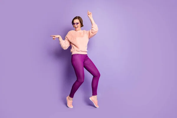 Foto de cuerpo completo de loca chica alegre discoteca de baile sentirse loco como fabricante de fiesta real desgaste moderno traje de buen aspecto aislado sobre fondo de color púrpura — Foto de Stock