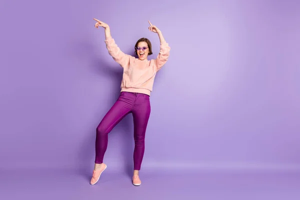 Full size photo of excited girl dance feel rejoice crazy enjoy nightlife club wear pastel pullover good look outfit isolated over violet color background — Stock Fotó