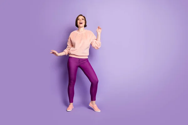 Foto em tamanho completo de alegre menina louca funky se divertir no outono tempo livre rir tolo usar camisola estilo casual isolado sobre fundo de cor roxa — Fotografia de Stock