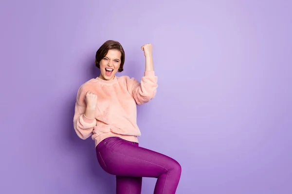 Retrato de chica extática ganar lotería levantar los puños grito sí usar ropa de estilo casual aislado sobre fondo de color violeta —  Fotos de Stock