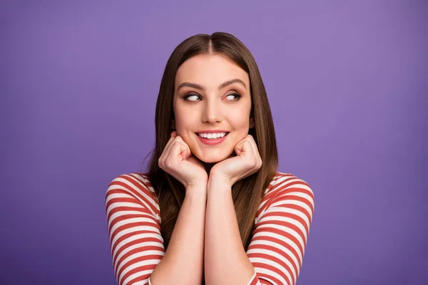 Closeup photo of attractive funny lady good mood cunning eyes look side empty space have tricky idea arms hold chin wear casual striped shirt isolated pastel purple color background — Stockfoto