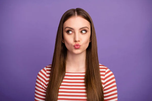 Primo piano foto di bella studentessa signora lunga acconciatura invio di baci aria divertente espressione facciale sguardo timido lato vuoto spazio indossare casual camicia a righe isolato pastello colore viola sfondo — Foto Stock