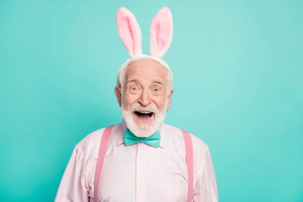 Omg incredible easter tradition promo. Astonished retired old gentleman look wonderful bargains impressed scream wow omg wear pink bunny headband isolated turquoise color background — Stockfoto