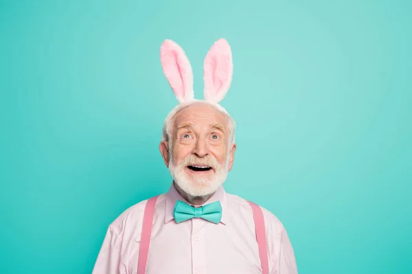 Portrait of crazy excited energetic old man look up copyspace impressed incredible discounts scream wow omg wear bowtie hare headband pink clothes isolated over teal color background — ストック写真