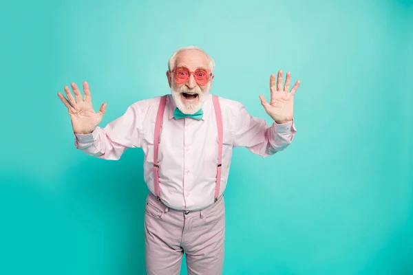 Hey-hey its me. Portrait of positive cheerful old man true hipster raise hands greet his retired friends family scream wear good looking outfit isolated over green color background — Stock Fotó