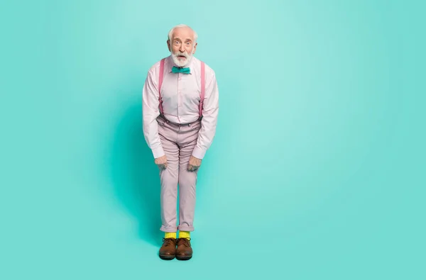 Full length photo of crazy astonished old man show his bright shine socks hipster look impressed scream unbelievable wear stylish vintage outfit footwear isolated green color background — 스톡 사진