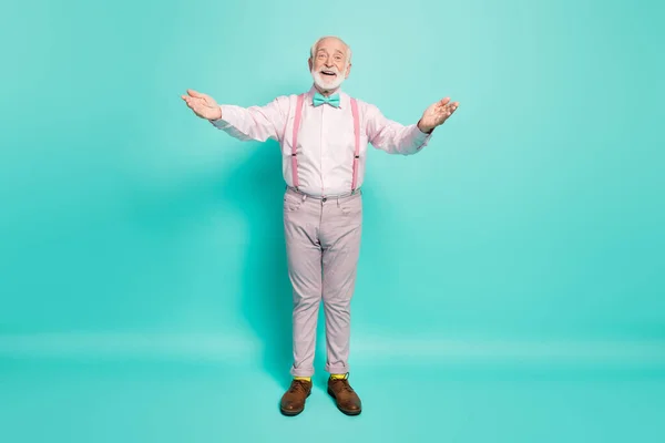 Full length photo of funny grandpa hold open arms good mood wanna hug grandchildren meeting wear pink shirt suspenders bow tie trousers isolated teal color background — Stok fotoğraf