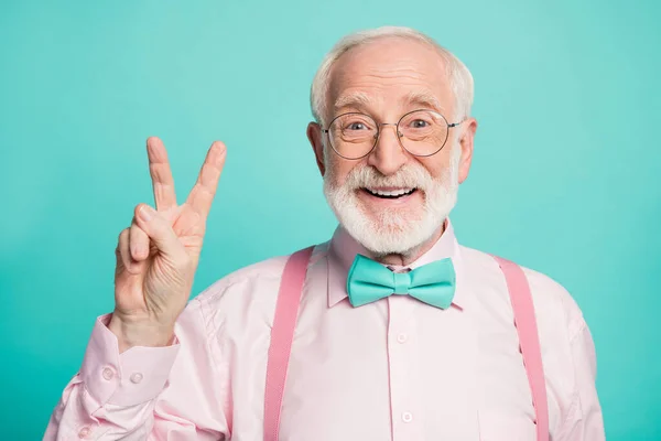 Привіт. Крупним планом фото дивовижного стильного дідуся, що показує символ v-знака, вітає друзів, які носять спецефекти рожевої сорочки підтяжки краватки ізольовані яскравий колір сліз — стокове фото
