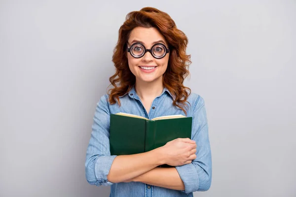 Ritratto di divertente funky donna allegra in occhiali abbracciare libro preferito storia indossare abito alla moda isolato su sfondo di colore grigio — Foto Stock