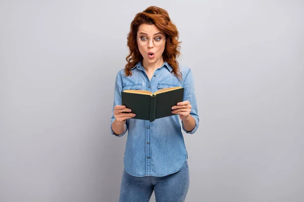 Omg unbelievable. Astonished pretty woman read paper book impressed by unexpected story ending look good wear stylish clothes isolated over grey color background — 스톡 사진