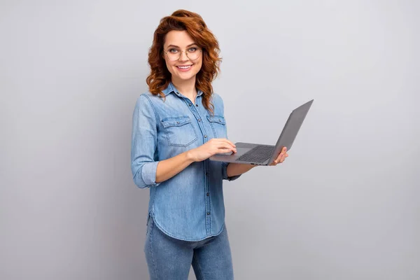 Портрет позитивного современного менеджера женщина держать использовать ноутбук готов болтать с онлайн клиентов партнеры носить хороший вид одежды изолированы на сером фоне цвета — стоковое фото