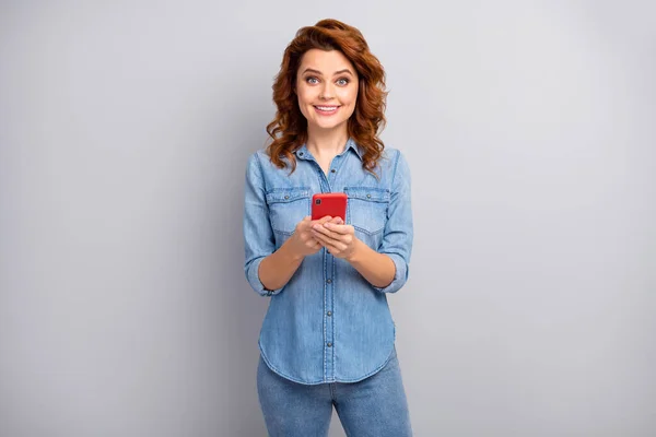 Retrato de mujer alegre positiva excitada uso de teléfono celular disfrutar de mensajes de texto escribir blog post desgaste buen traje de aspecto aislado sobre fondo de color gris —  Fotos de Stock