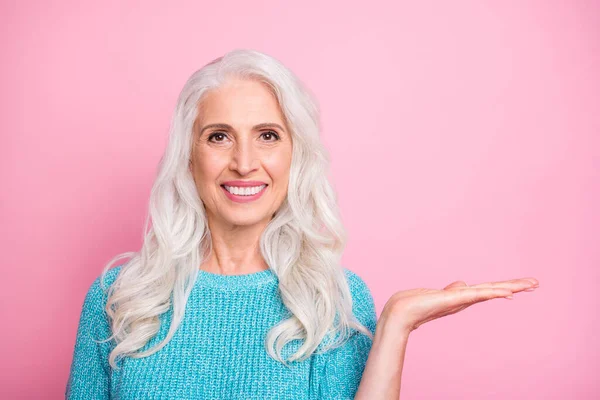 Close up photo of positive cheerful old woman hold hand present adverts promo demonstrate her choice decisions wear good look jumper isolated over pastel color background — Stok fotoğraf